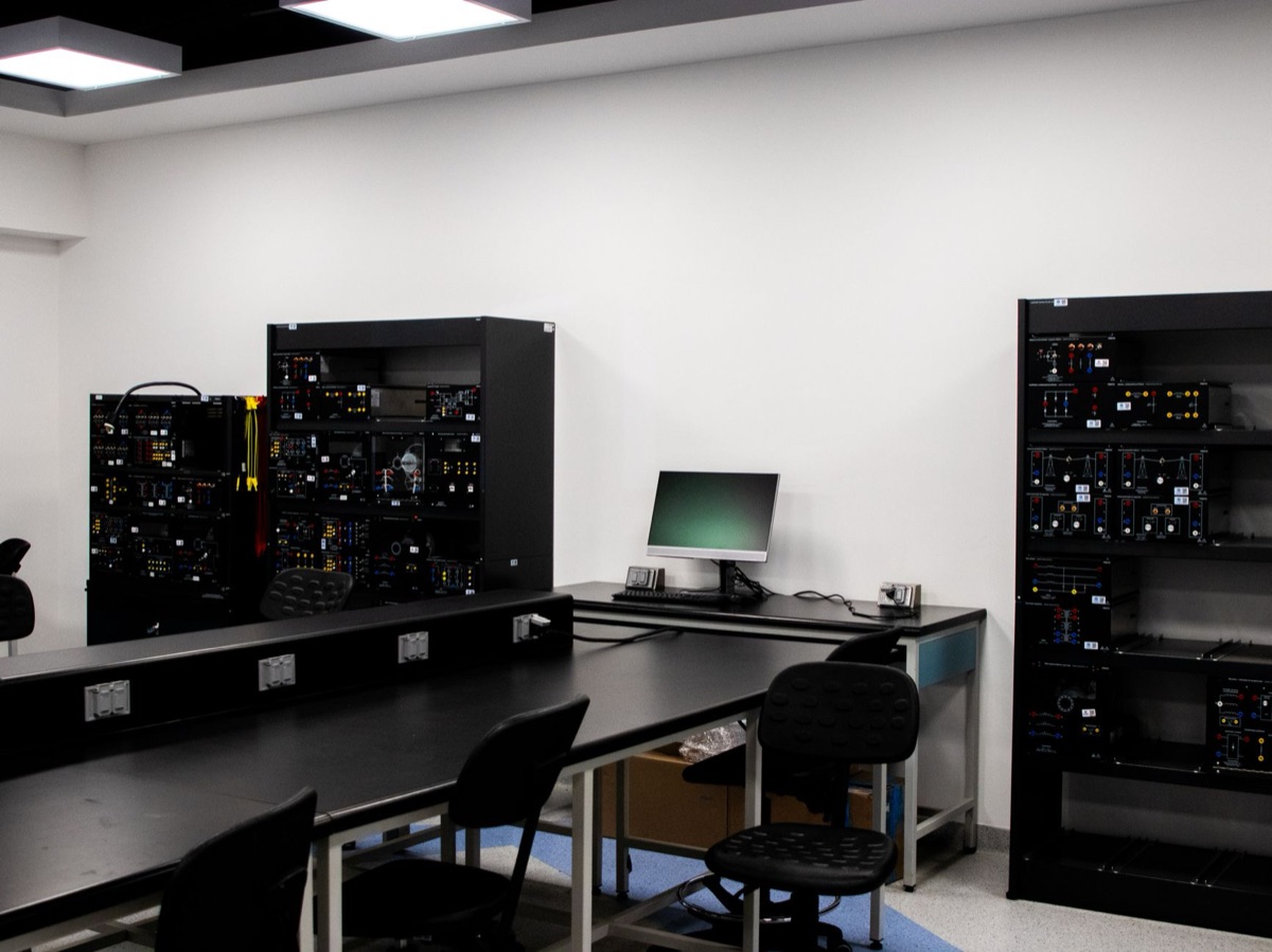 Laboratorio di ricerca AI con attrezzature scientifiche