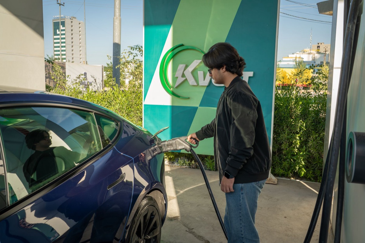 Nederlands: E-elektrische auto-ontwikkeling en duurzame energie