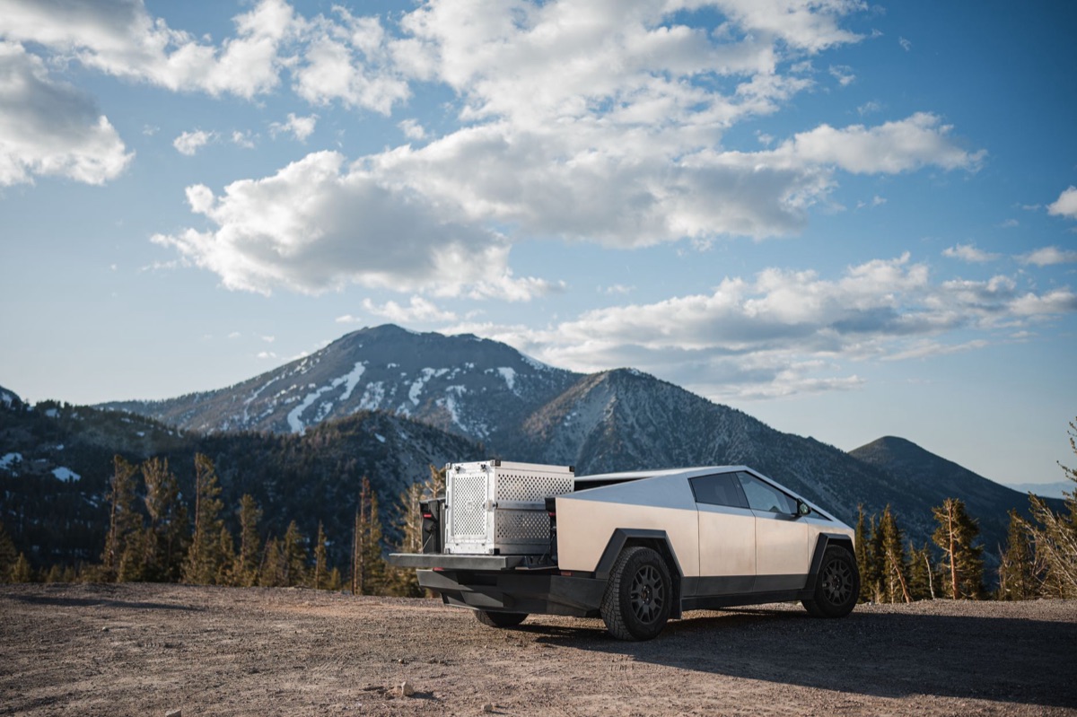 vista de la ensambladora de tesla cybertruck