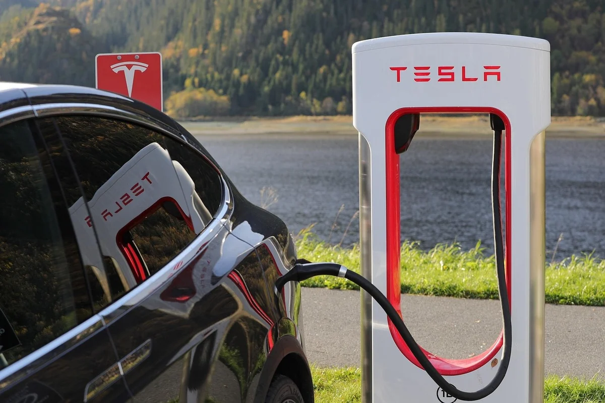 電気自動車の充電プラグがソケットに接続されています。