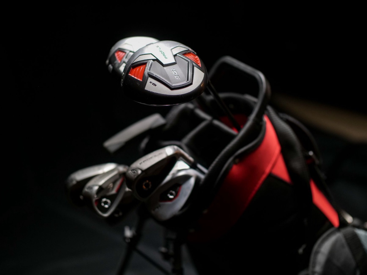 Golf clubs op een parkeerplek bij 2026 jaar van het Korean-US USA