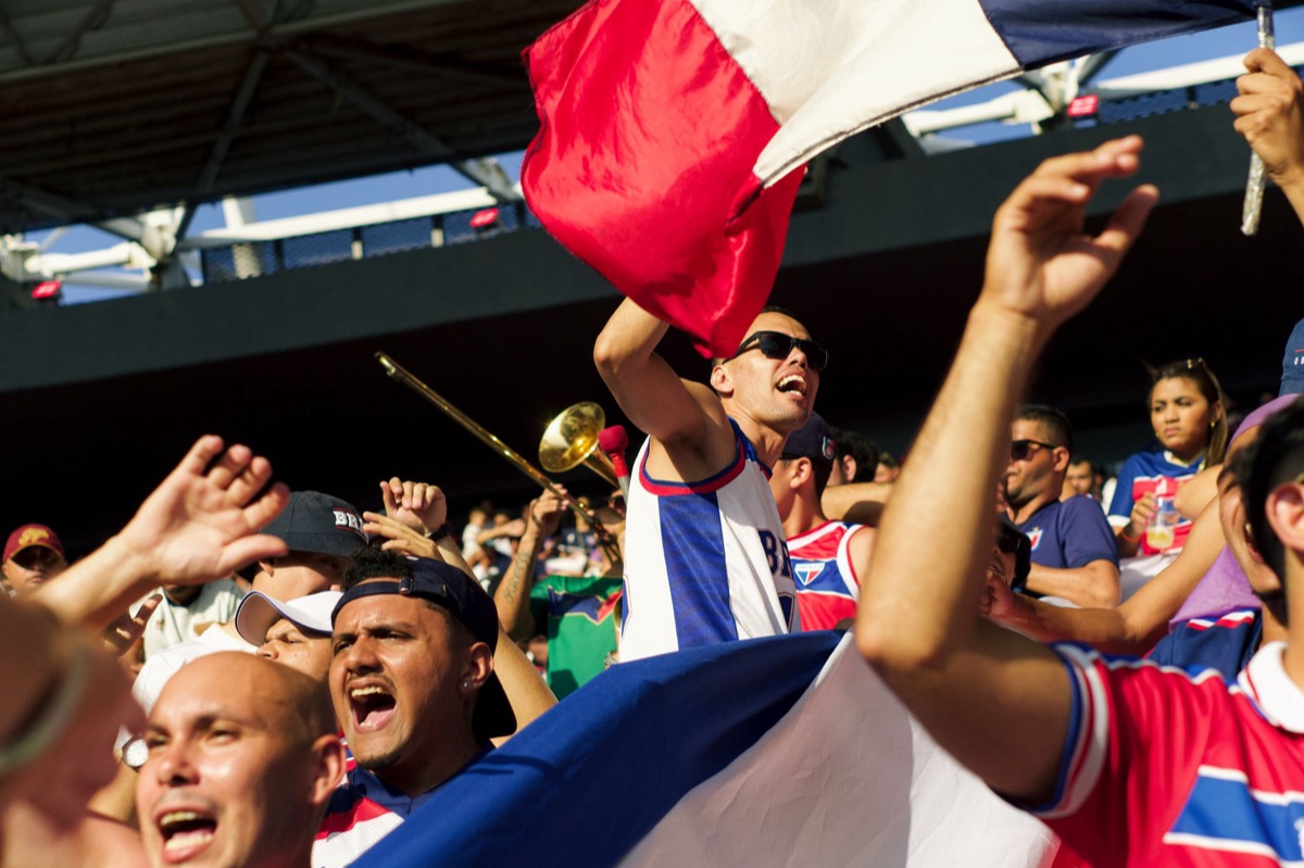 estádio de esportes com bandeira americana