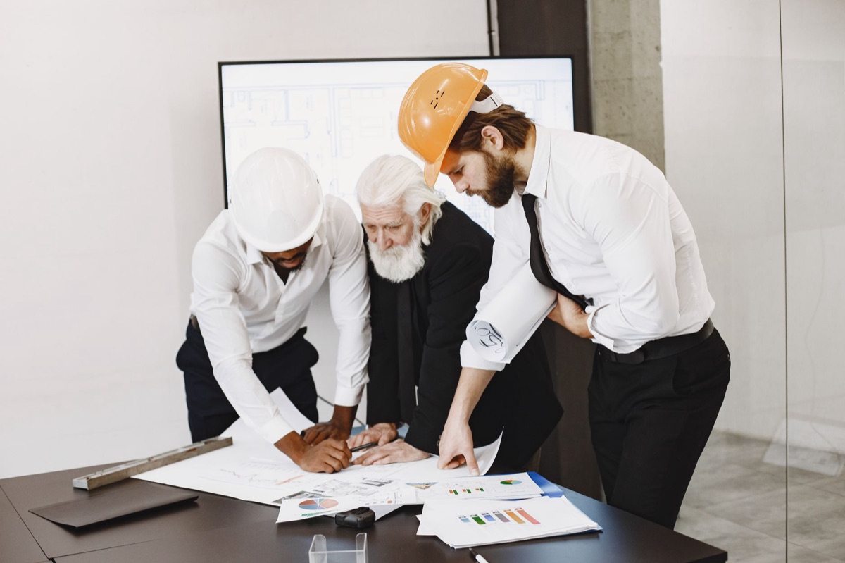 industriële plannen op een tafel