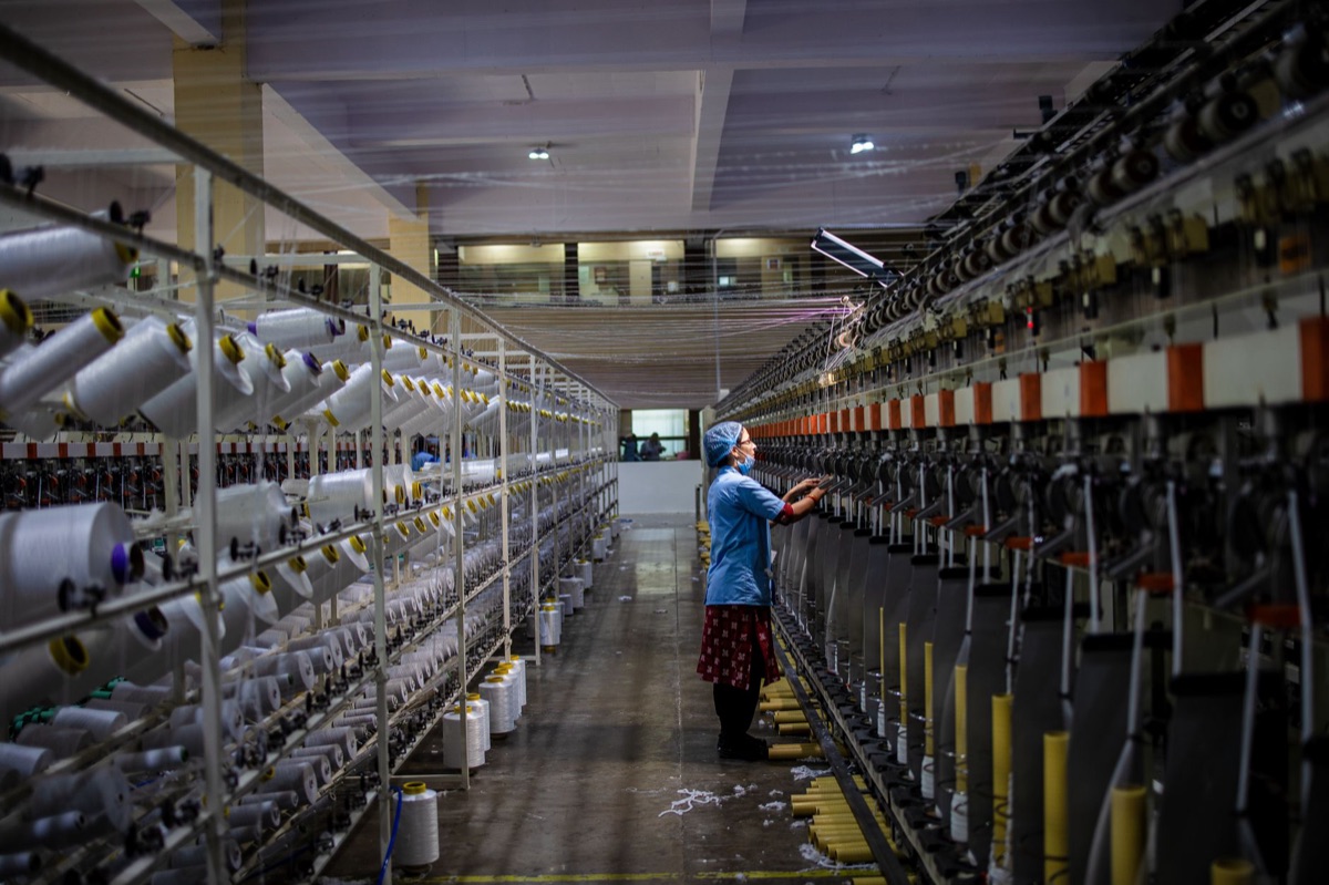 trabalhadores industriais operando equipamentos