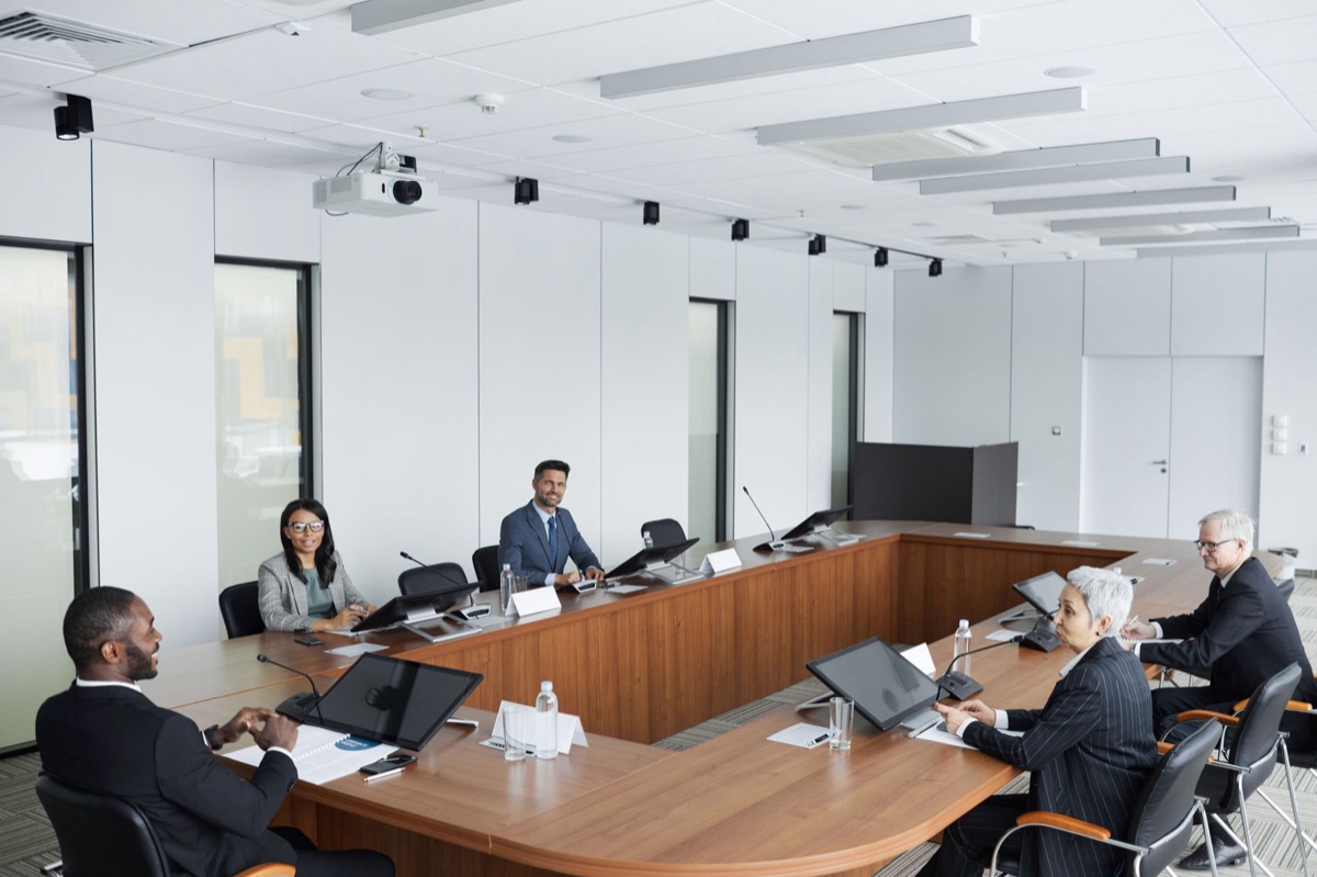 legisladores en sala de reuniones