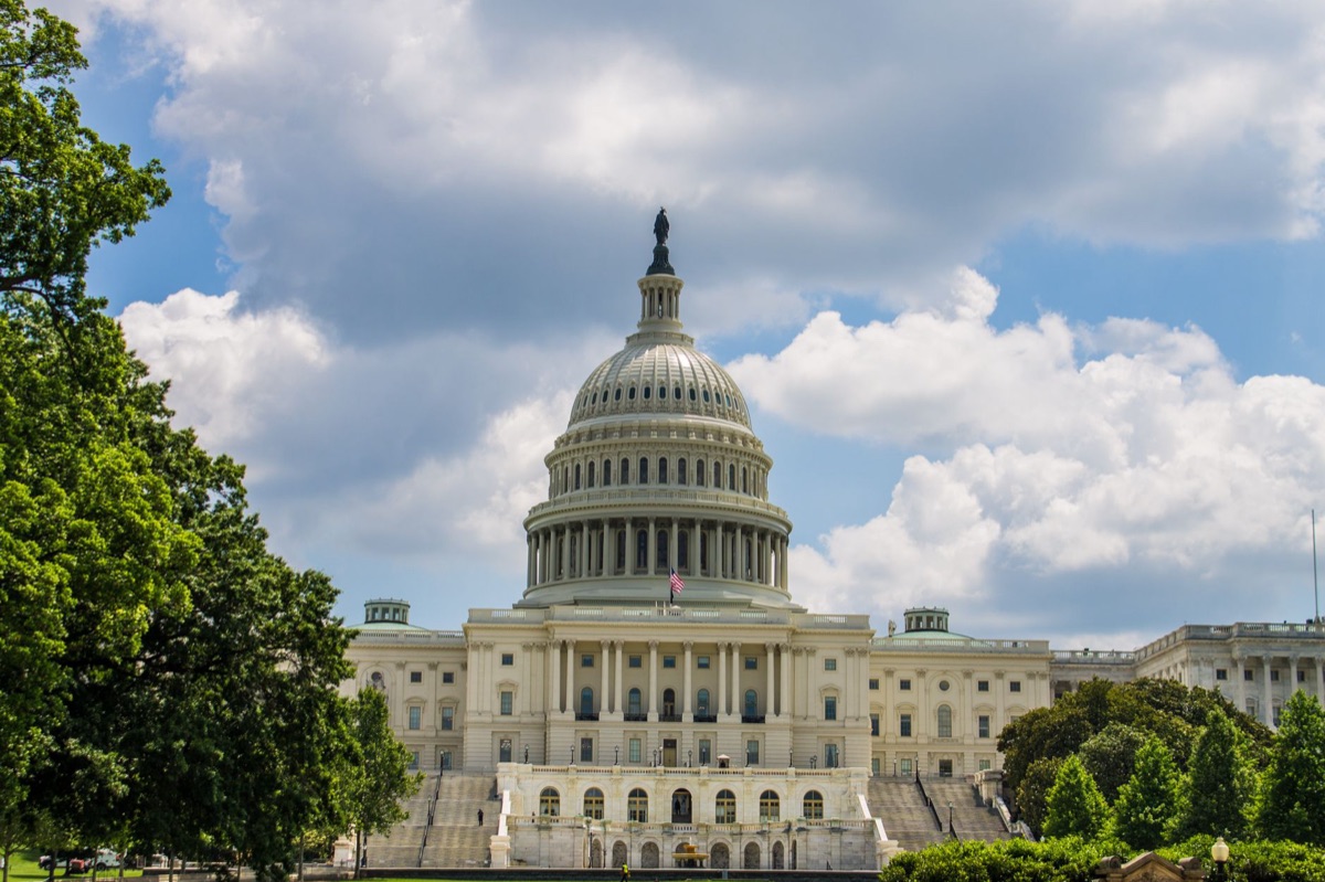 Deputados americanos redigem leis de recuperação da cadeia de suprimentos