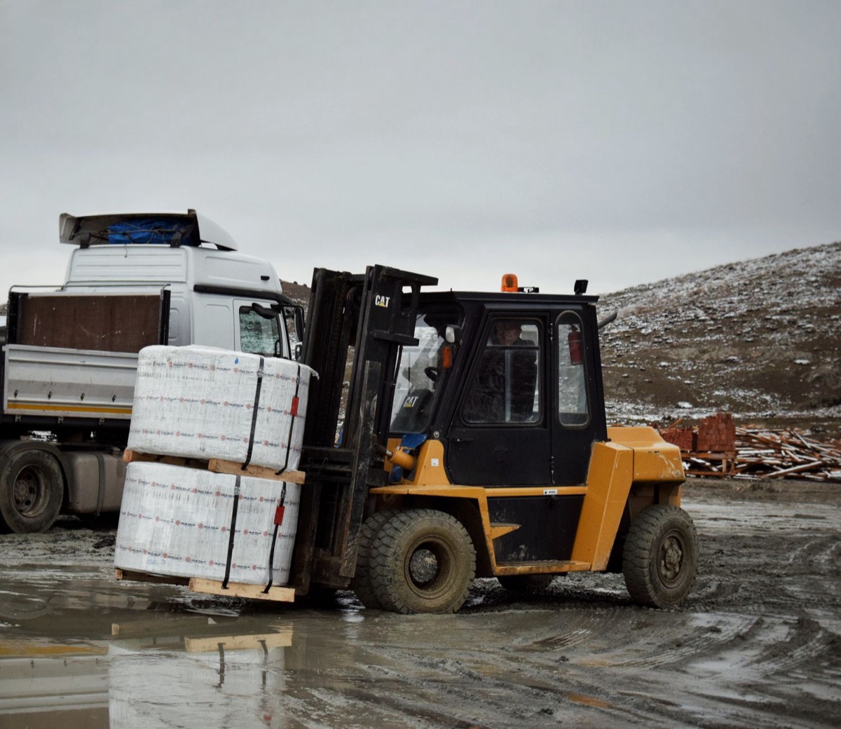 Warehouse with forklifts in a U.S. industrial setting