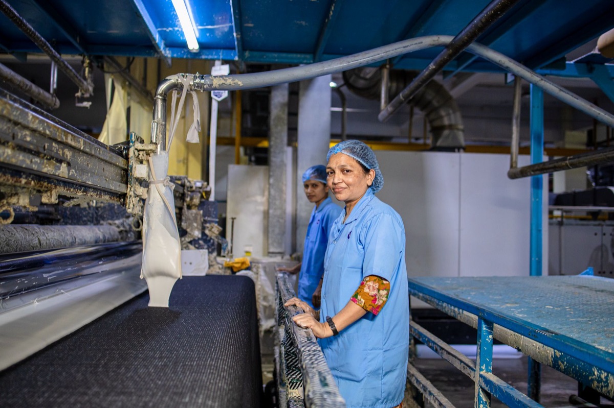 werkers in productiehal