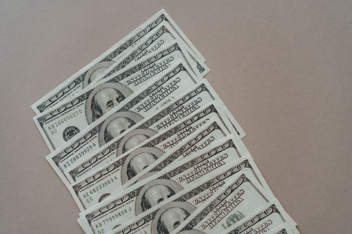 US-Dollar-Banknoten und Inflationsgrafik