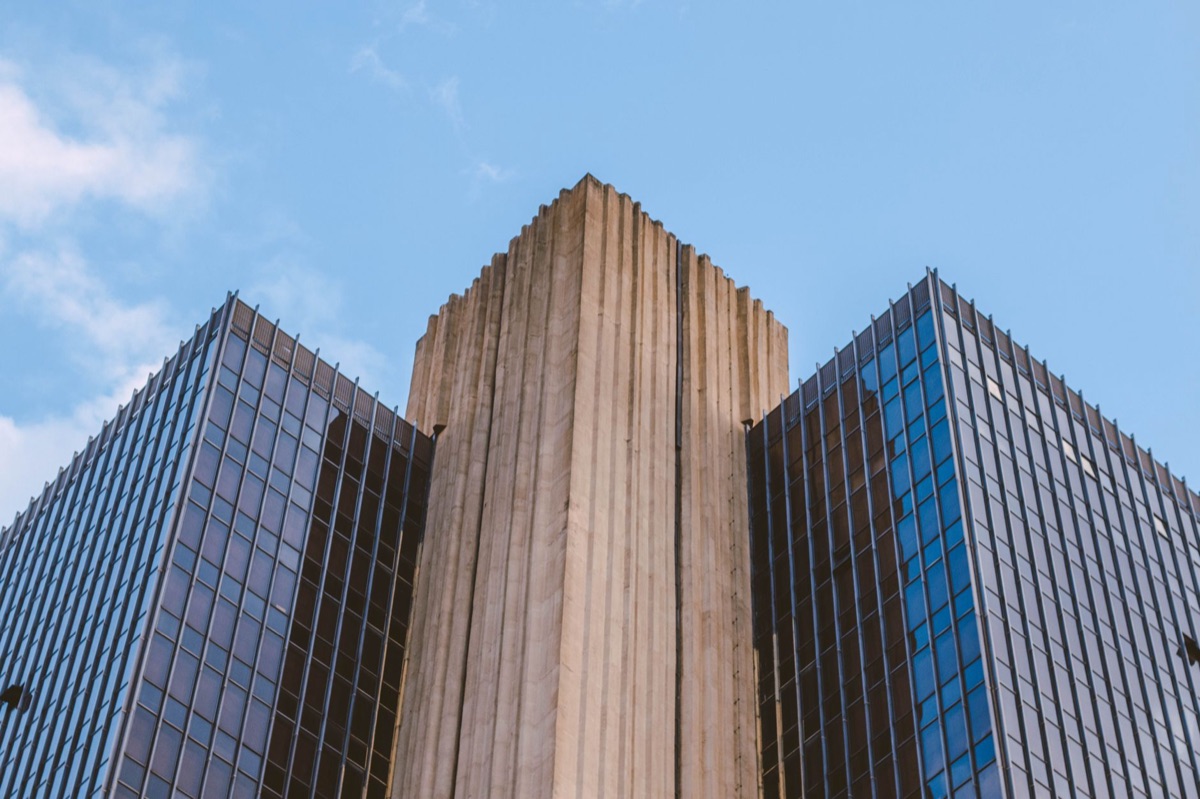 The exterior of the Federal Reserve building representing interest rate policies.