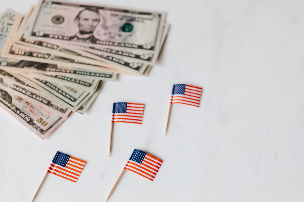 Billetes de dólar estadounidense y gráficos de inflación.