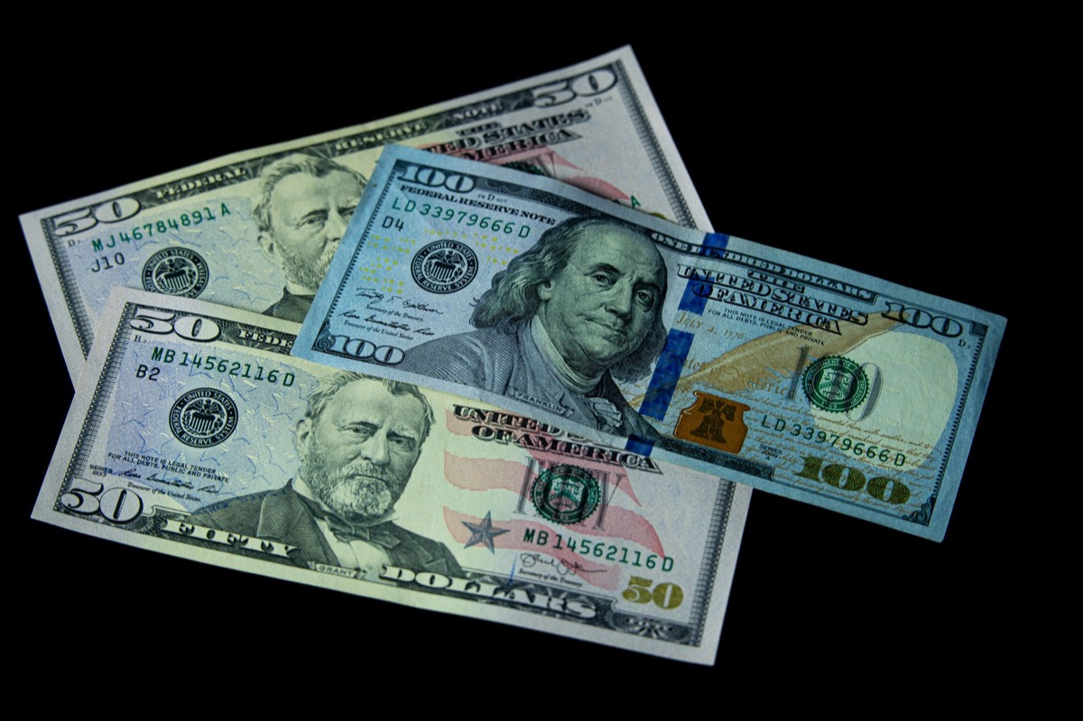 Billets de dollars américains illustrant l'inflation