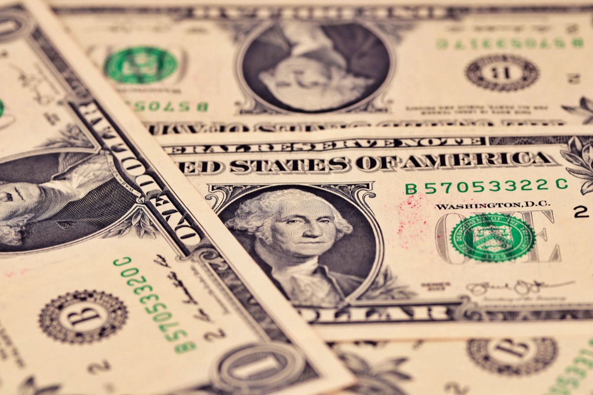 Banconote di dollari statunitensi che rappresentano l'inflazione