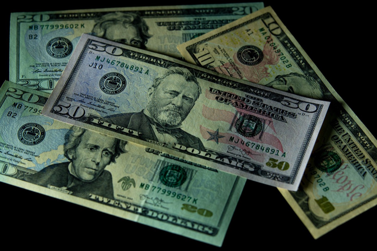 Amerikaanse dollars die inflatie symboliseren