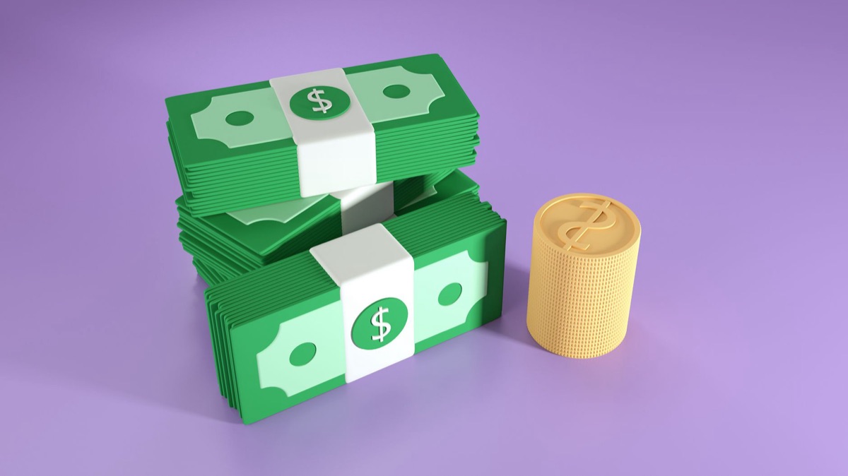 Dólares americanos e moedas de ouro representando a economia dos EUA.