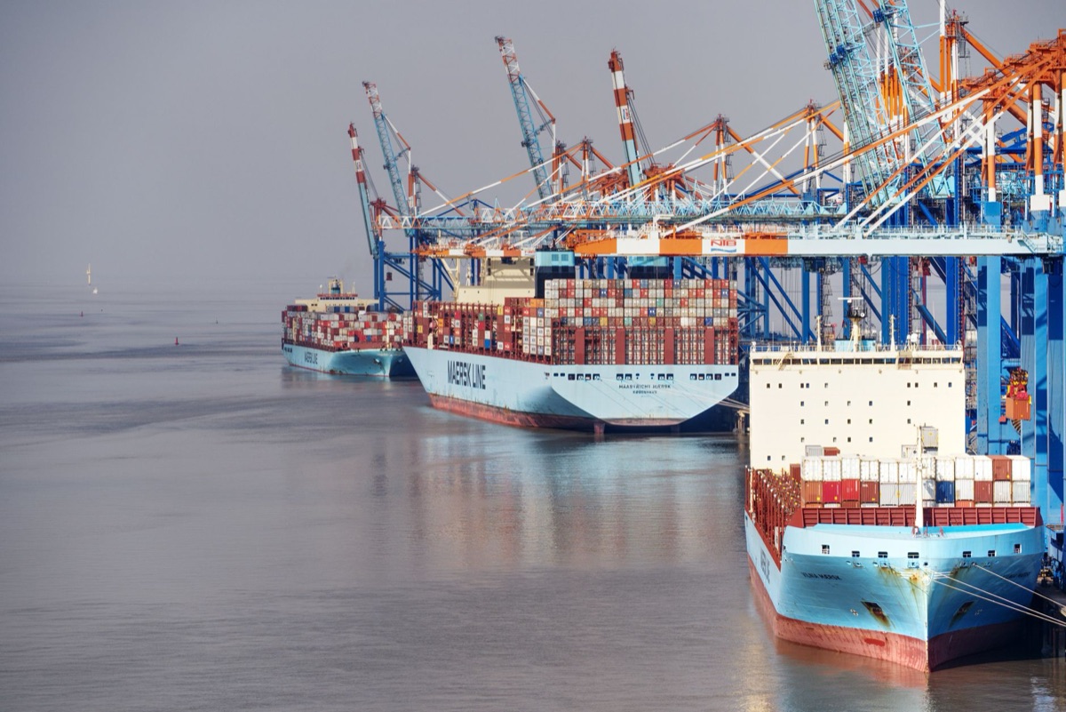 Porto de carga movimentado simbolizando o setor de emprego e comércio.