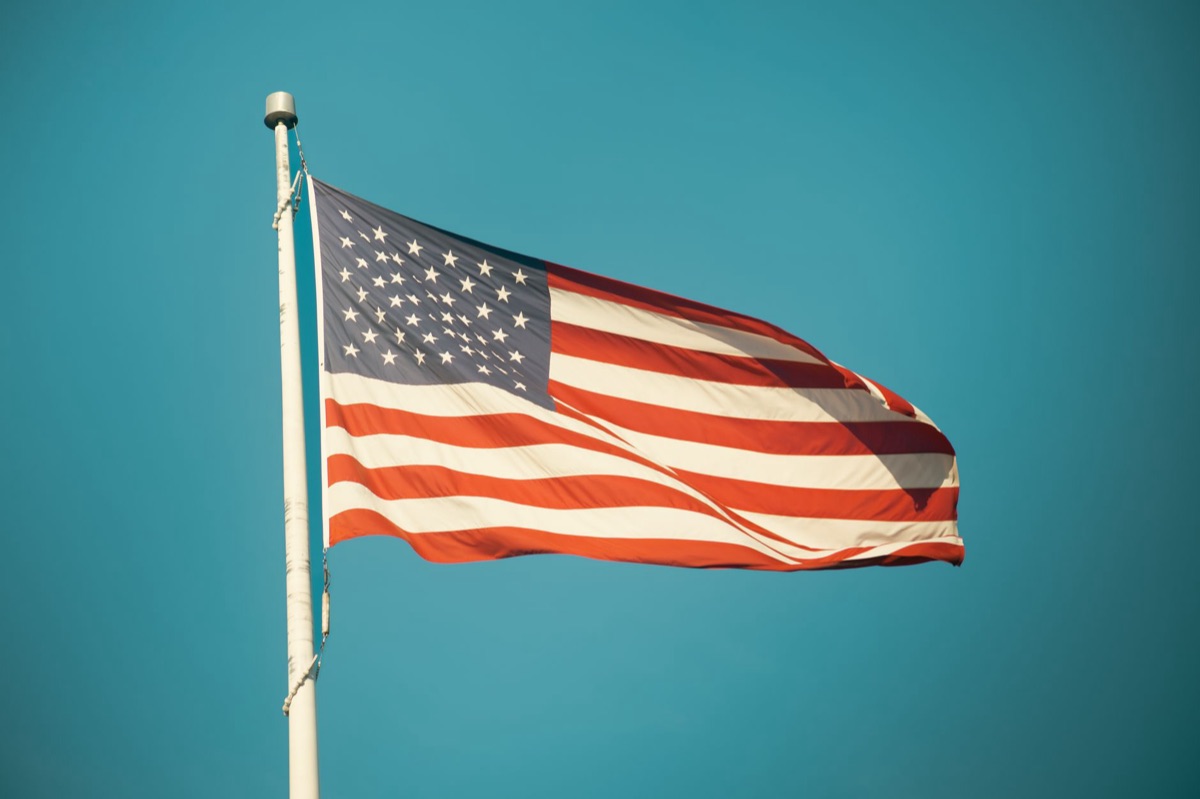 La bandera de los Estados Unidos ondeando al viento.
