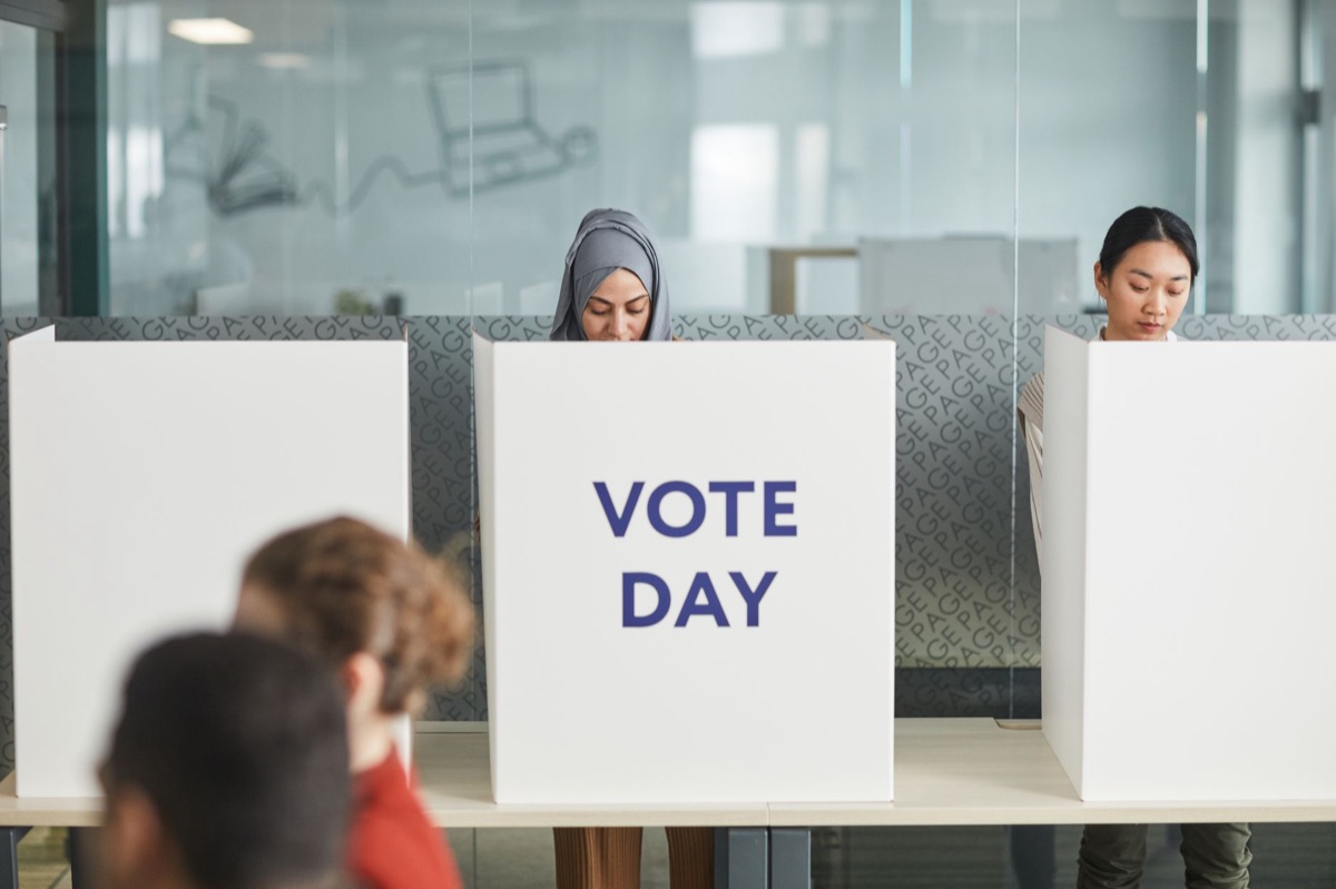 Una urna electoral para el proceso de votación.
