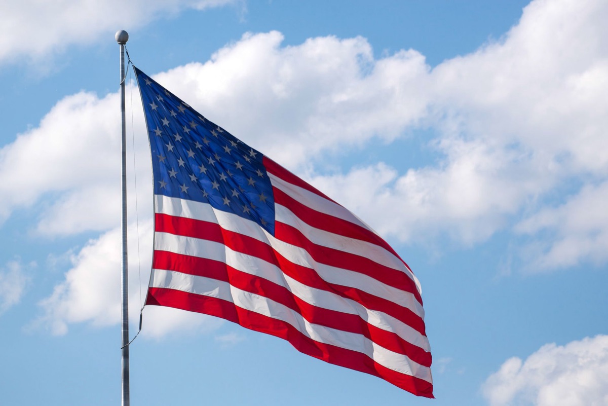 Le drapeau américain flottant au vent