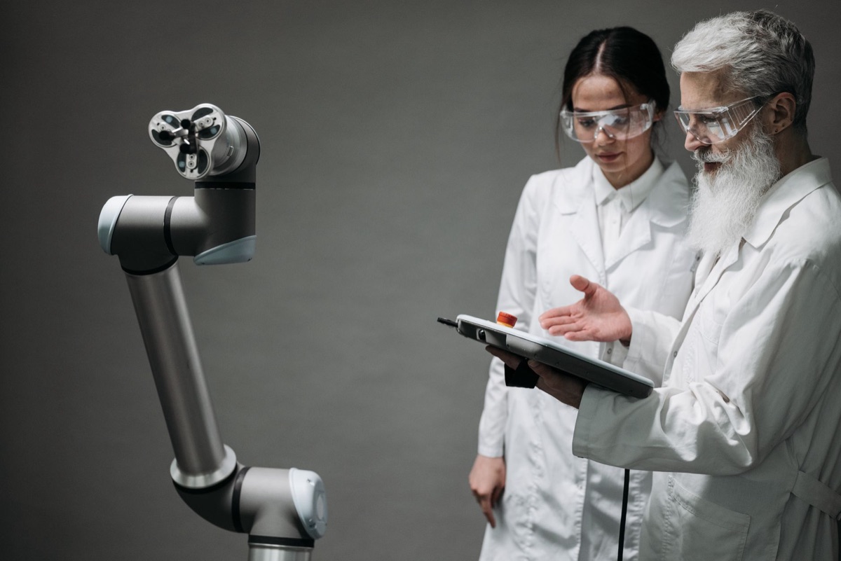 équipe d'ingénieurs dans un laboratoire moderne