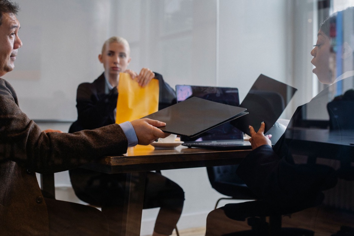 meeting entre un responsable coréen et un responsable américain