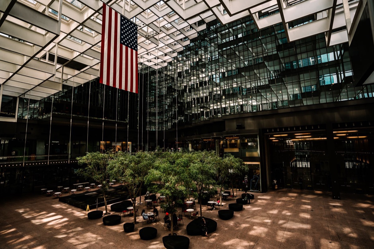 edificio com bandeiras americanas e coreanas