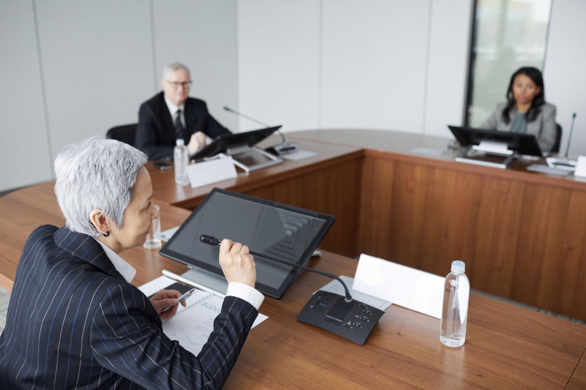 encontro comercial entre executivos americanos e coreanos