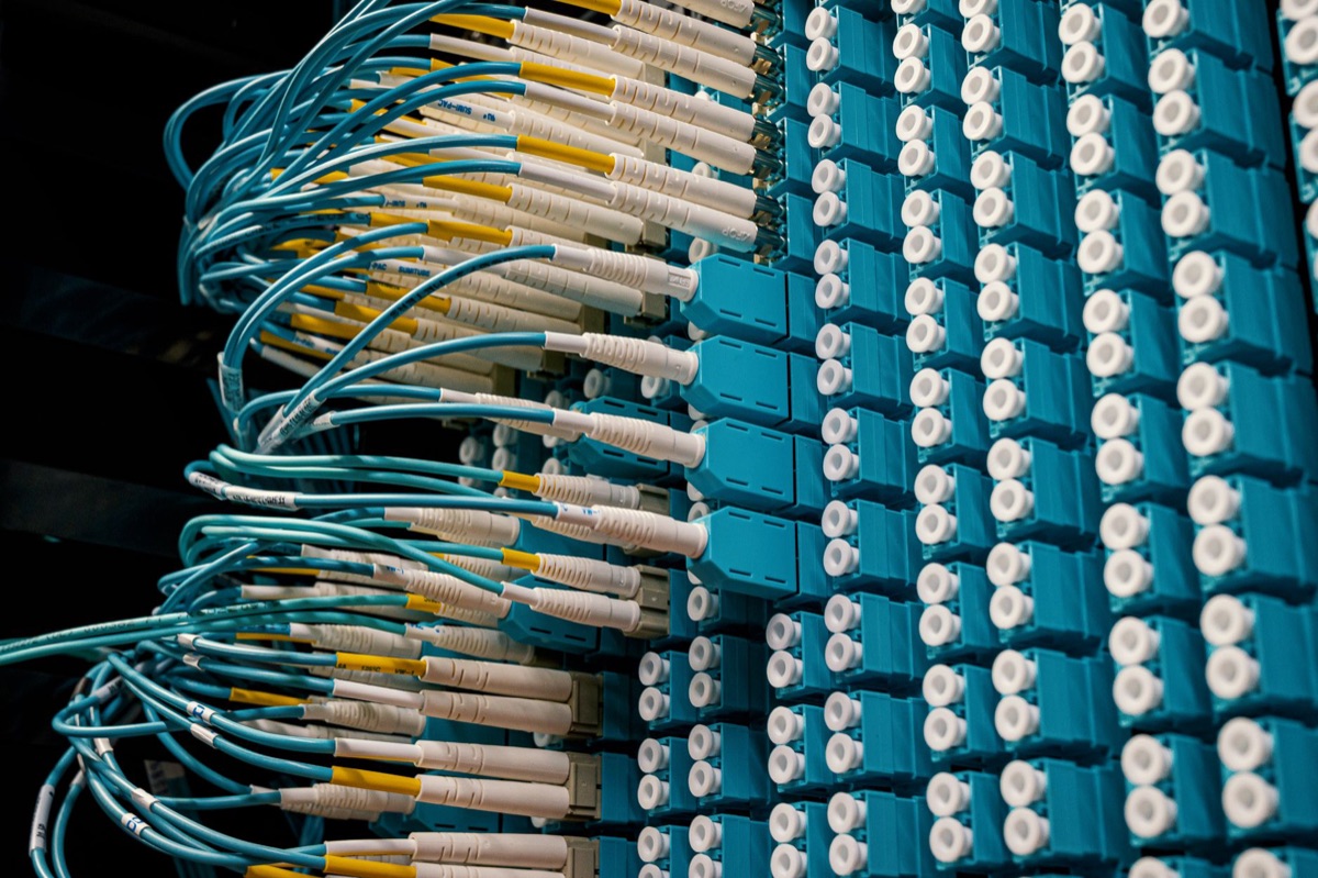 Centro de datos moderno con servidores de alta capacidad.