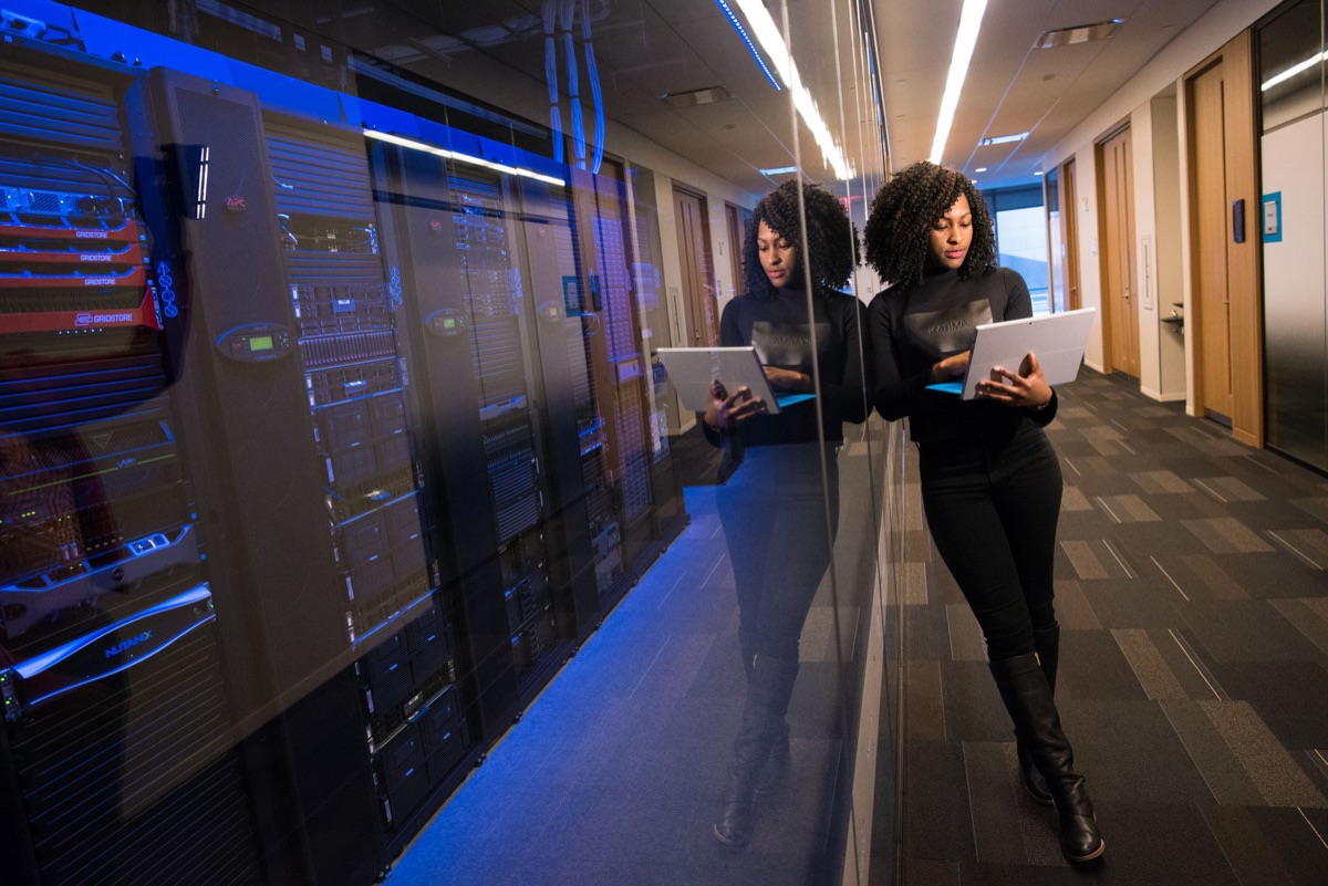 Data center moderno con server ad alte prestazioni