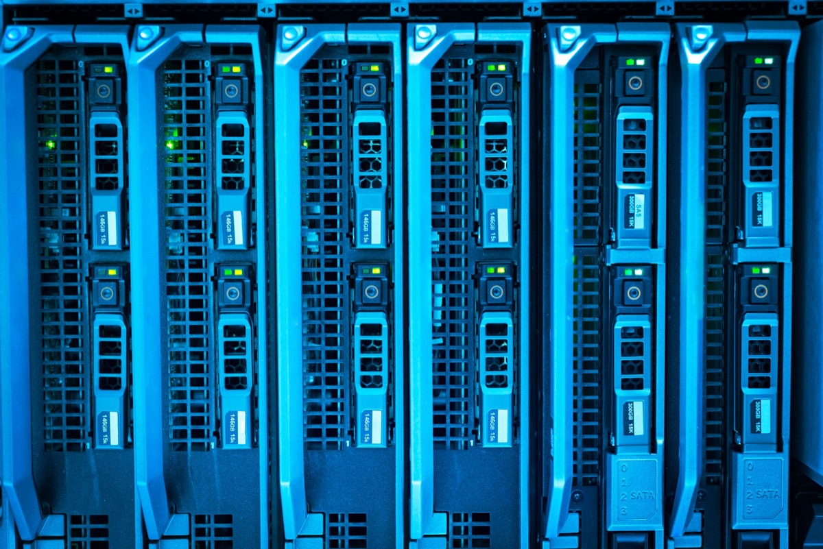 Data center met serverracks voor AI-verwerking